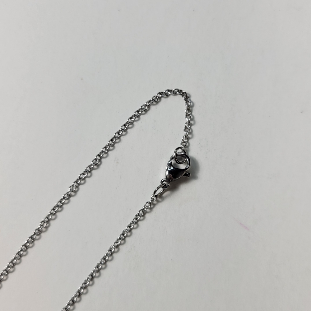 Peacock feather pendant on silvertone chain - Picture 4 of 5